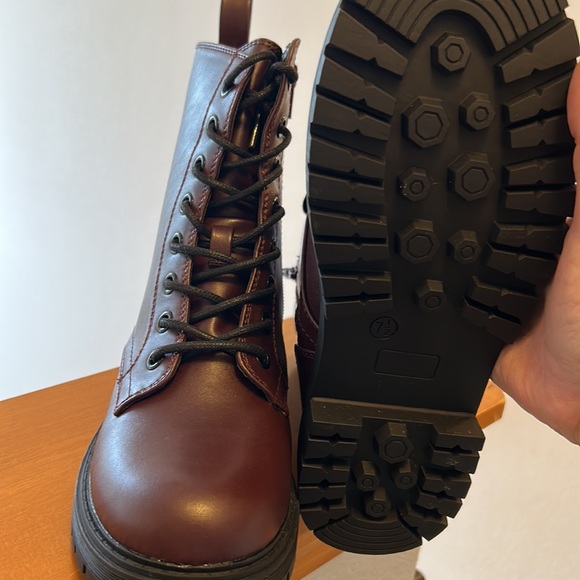 NWT Women’s Burgundy Leather Boot, Size 7.5 Style Raindeer Boot - Picture 4 of 8